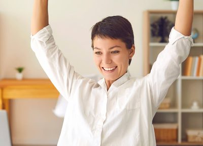 A woman optimizing average ACoS on Amazon