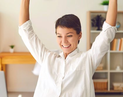 A woman optimizing average ACoS on Amazon